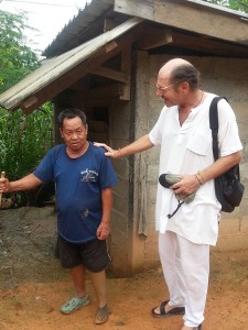 Herr Tong Lai steht mit Herrn Kastner vor seiner Toilette