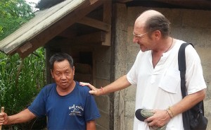 Herr Tong Lai steht mit Herrn Kastner vor seiner Toilette