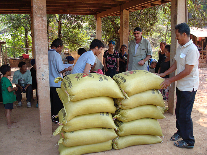 10 gelbe Säcke prall gefüllt mit Reis warten auf ihre neuen Besitzer.