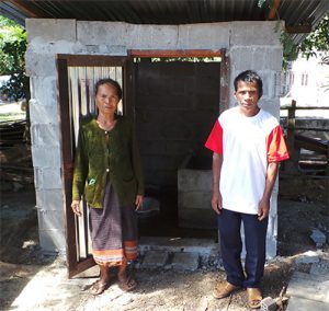Frau Tau Lanh und der Dorfälteste stehen vor den neu errichteten Toilette.
